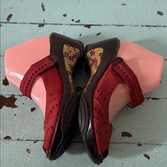 Jambu Size US 8 Sports Design Touring Wedge Red Nubuck w/ Flower Trim Heel 2.5” - Picture 12 of 15